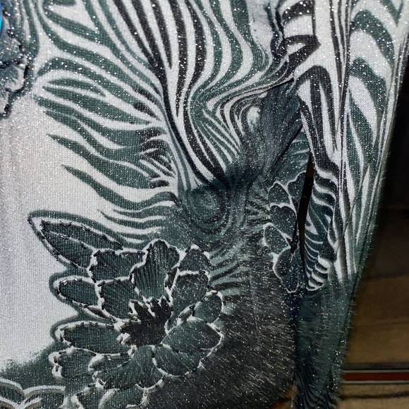 YisiFen • Vtg• Black/White • Silver Metallic Thread • Large • Shimmering Sweater - Picture 6 of 15